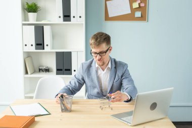 Ofis, iş adamları, sonu kavramı - Yöneticisi çalışmaları sırasında Oyuncak süpermarket arabası ile ofiste ile oynuyor