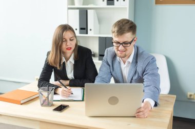 İş adamları, takım çalışması ve office kavramı - kadın ve erkek birlikte Office Başlangıç projesi çalışıyoruz