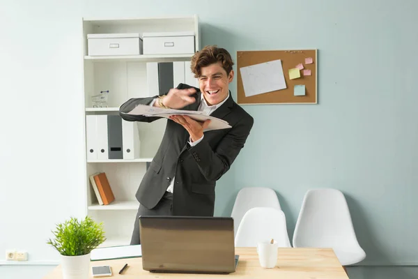 Obchodní, vtip, lidé koncept - pohledný mladý muž v obleku baví v kanceláři — Stock fotografie