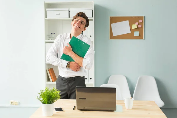 ビジネス人々、愚か者と冗談のコンセプト - 若いおかしい男のオフィスでハグのクリップボード — ストック写真