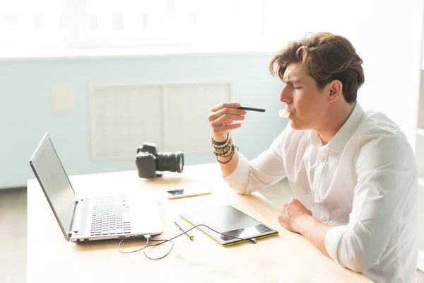 Personas, tableta de trabajo y gráficos - joven diseñador gráfico en la oficina en casa trabajando en el ordenador portátil — Foto de Stock