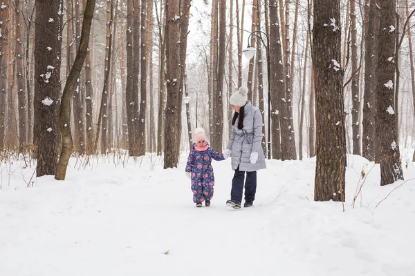 Happy family concept - Mother and child girl on a winter walk in nature. — Stock Photo, Image