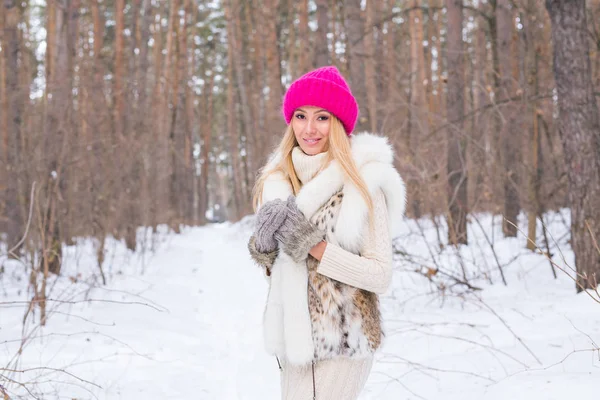 Φύση, μόδα και άνθρωποι έννοια - ελκυστική ξανθιά γυναίκα ποζάρει στο χειμερινό πάρκο. — Φωτογραφία Αρχείου