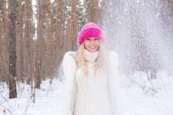 Jovem feliz brinca com uma neve na floresta nevada ao ar livre — Fotografia de Stock