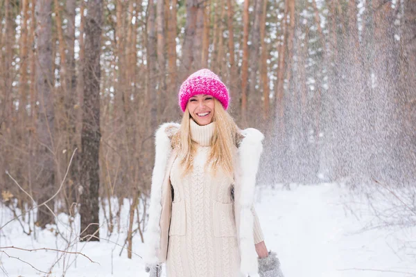 Ευτυχισμένος νεαρή γυναίκα παίζει με το χιόνι στο χιονισμένο δάσος εξωτερική — Φωτογραφία Αρχείου