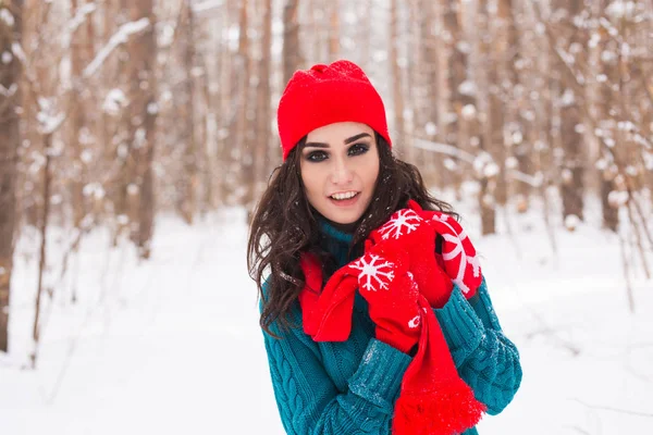 冬の雪に覆われた自然の中歩いている美しい若い女性 — ストック写真