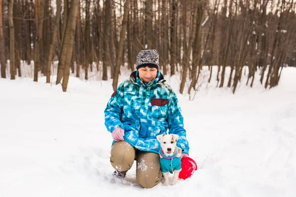 Mulher de meia idade ao ar livre com cão bonito - Jack Russell Terrier na temporada de inverno — Fotografia de Stock