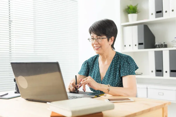 Büro, Grafikdesign-Konzept - Geschäftsfrau hält digitales Tablet in der Hand und zeichnet die Skizze — Stockfoto