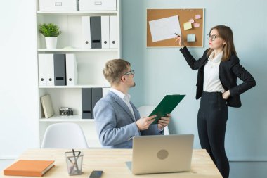 İş, takım çalışması ve insanlar kavramı - ciddi adam ve ofis Projesi'nde çalışan çekici kadın portre.