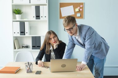 İş, takım çalışması ve insanlar kavramı - yakın çekim portre erkek ve kadın işyerlerine yeni bir proje tartışıyor
