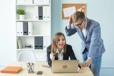 İş, stres ve insanlar kavramı - kadın ve erkek Office birlikte çalışma ve proje hakkında düşünme vardır. Çalışmak bir kötü duygular