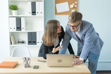 İş, takım çalışması ve insanlar kavramı - ciddi adam ve ofis Projesi'nde çalışan çekici kadın portre.