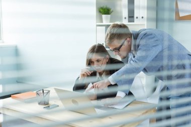 İş, takım çalışması ve insanlar kavramı - yakın çekim portre erkek ve kadın işyerlerine yeni bir proje tartışıyor