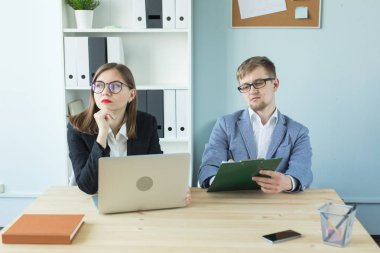 İş, takım çalışması ve insanlar kavramı - yakın çekim portre erkek ve kadın işyerlerine yeni bir proje tartışıyor