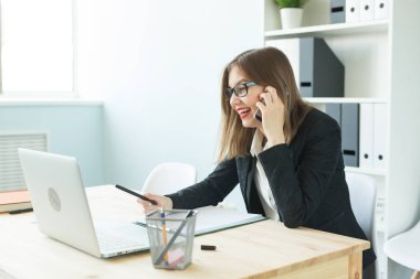 İşletme, Emlak ve insanlar kavramı - ofis telefon ve yapmak notlar üzerinde konuşmak çekici kadın
