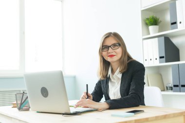 Fotoğraf ve grafik sanat kavramı - grafik tasarımcı parlak bir ofiste onun tablet kullanma.