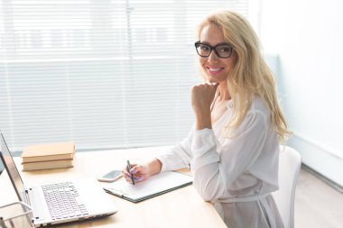 Teknoloji, iş ve insan kavramı - bilgisayar ve Not almak çalışma gözlük güzel kadın