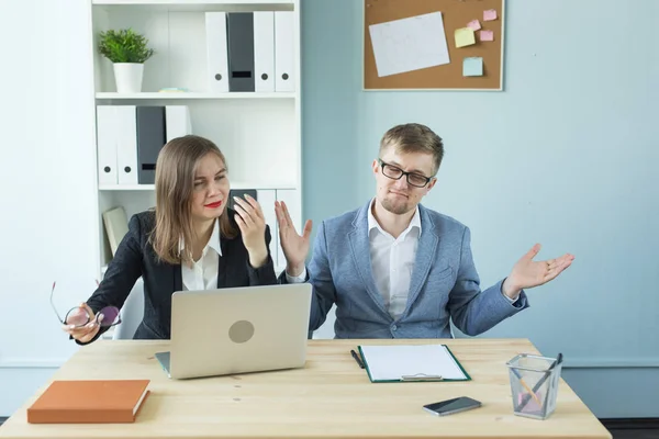 Negocios, trabajo en equipo y concepto de personas - mujer y hombre están trabajando juntos en la oficina. Malas emociones — Foto de Stock