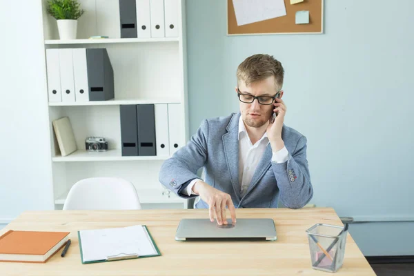 Negocios, tecnologías y personas concepto - Hombre guapo que trabaja en la oficina en el ordenador portátil — Foto de Stock