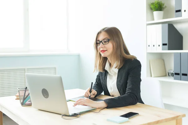 Illustratorin, Webdesignerin und Konzeptkünstlerin - Grafikerin mit Stift-Tablet im hellen Büro — Stockfoto