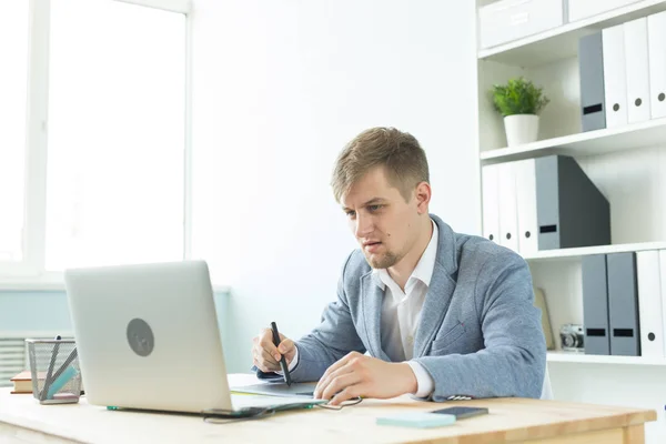 Diseñador, artista y concepto de diseño web - Retrato de un joven que utiliza la tableta digital y el ordenador portátil en la oficina — Foto de Stock