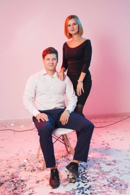 Yeni yıl, Saint Sevgililer günü ve tatil kavramı - ayakta ve birlikte kutluyor neşeli neşeli genç insanlar