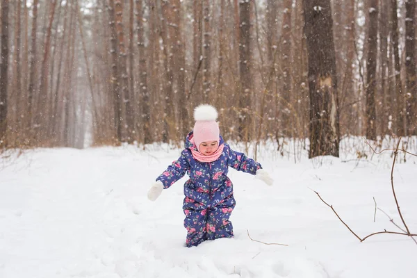 Child running in snowy forest. Toddler kid playing outdoors. Kid play in snowy park. — Stock Photo, Image