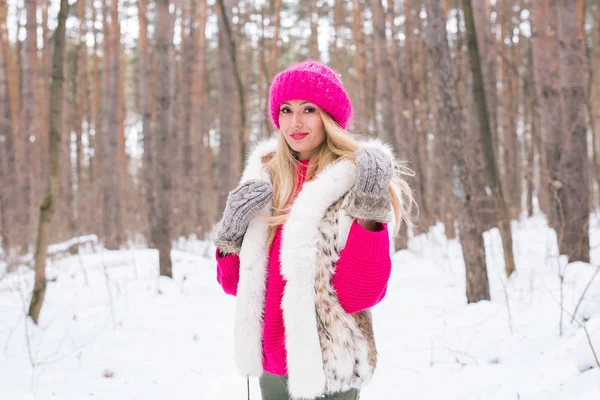 Divat, és az emberek koncepció - szép fiatal nő, meleg dzseki, téli Park — Stock Fotó