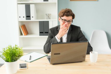 İş kişi, eğlenceli ve şaka kavramı - komik işadamı burnunu Ofis mekanları toplama