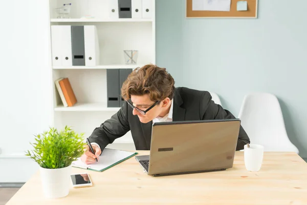 Concepto de oficina, broma y gente de negocios: el joven es divertido y entusiasta trabajando en la oficina — Foto de Stock