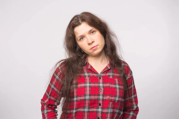 Pocity, emoce a lidmi koncept - smutný nešťastná mladá žena na bílém pozadí — Stock fotografie