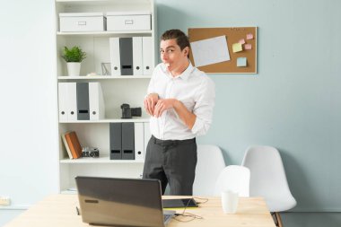 Şaka, mizah, insanlar kavramı - o kunduz ağzına koymak ciklet Görünüşe göre adam