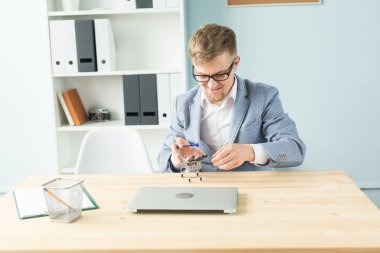 Ofis, iş adamları, sonu kavramı - Yöneticisi çalışmaları sırasında Oyuncak süpermarket arabası ile ofiste ile oynuyor