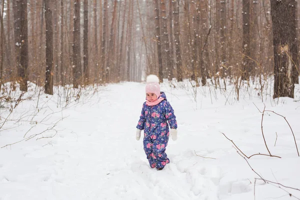 Conceito de infância e natureza - Criança adorável brincando no parque de inverno — Fotografia de Stock