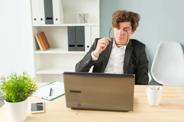 Humor, dowcip i biznes koncepcja ludzie - zabawny człowiek zmęczony po pracy przy komputerze w biurze — Zdjęcie stockowe