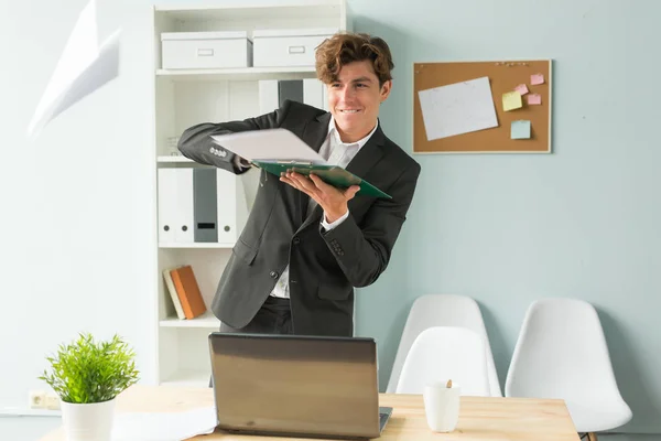 Obchodní lidé, vtip a zábava koncept - mladý pohledný muž v obleku baví v kanceláři — Stock fotografie