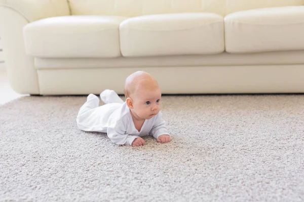 Famiglia, concetto d'infanzia - Ritratto ratto ravvicinato di una bella bambina sdraiata sul pavimento — Foto Stock