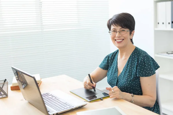 Illustratorin, Webdesignerin und Konzeptkünstlerin - Grafikerin mit Stift-Tablet im hellen Büro — Stockfoto