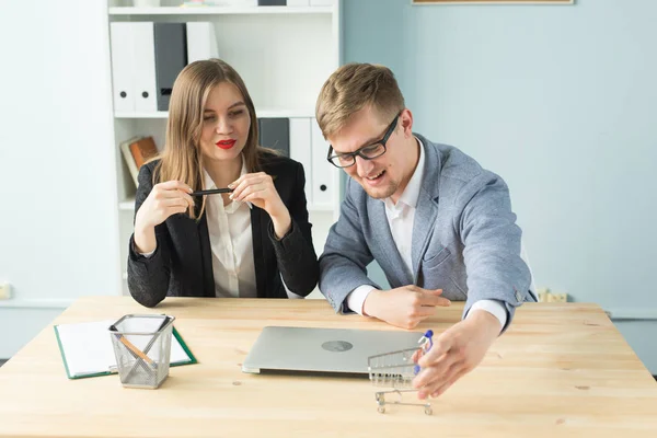 Negocios, trabajo en equipo y el concepto de la gente - mujer está mirando al colega masculino que descansa el juego durante el trabajo — Foto de Stock