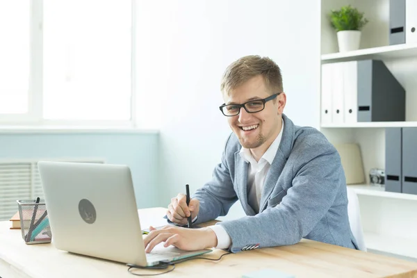 Diseñador, artista y concepto de diseño web - Retrato de un joven que utiliza la tableta digital y el ordenador portátil en la oficina — Foto de Stock