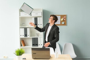 İş kişi, şaka ve eğlence kavramı - komik işadamı Pano ofiste atma