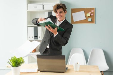 İş, şaka, insanlar kavramı - mutlu adam işini bitirdi çünkü kağıt atma