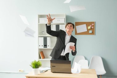 İş kişi, şaka ve eğlence kavramı - ofiste eğleniyor takım elbiseli Genç yakışıklı adam