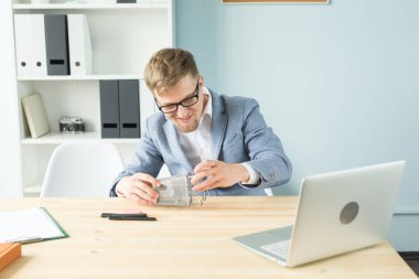 Ofis, iş adamları, sonu kavramı - Yöneticisi çalışmaları sırasında Oyuncak süpermarket arabası ile ofiste ile oynuyor