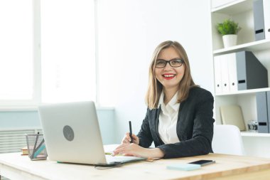 Illustrator uygulaması, web tasarımcısı ve sanatçı kavramı - grafik tasarımcı parlak bir ofiste onun kalem tablet kullanma