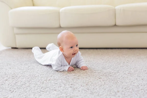 儿童、 婴儿和人们的观念-小宝贝男孩或女孩在家里的地板上爬 — 图库照片