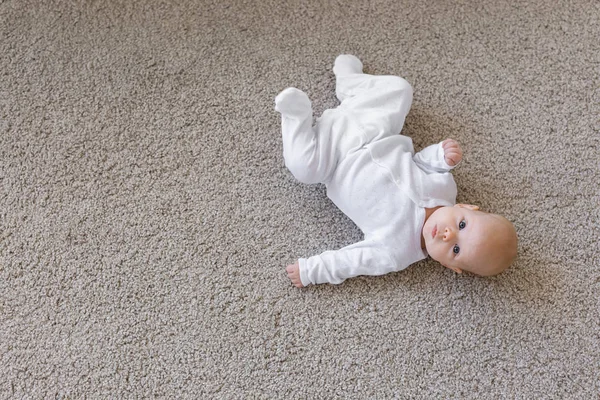 Conceito de bebê, bebê e infância - Visão superior da criança no chão com espaço de cópia — Fotografia de Stock