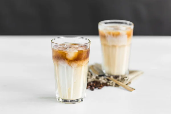 Вкусный напиток - Холодный кофе в стакане со льдом . — стоковое фото