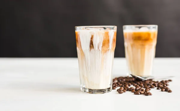 Вкусный напиток - Холодный кофе в стакане со льдом . — стоковое фото