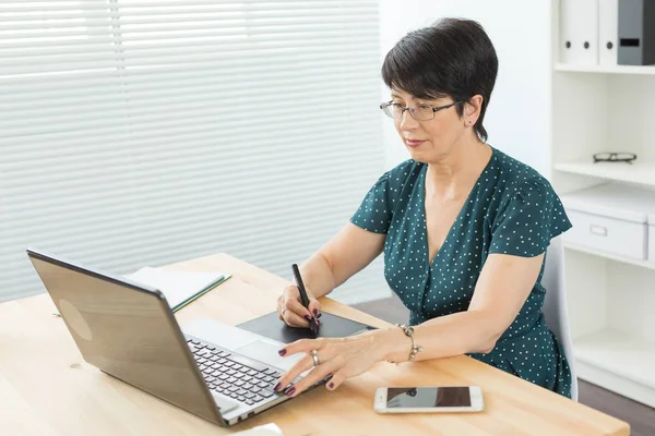 Affari, tecnologia e persone concetto- donna utilizzare stilo nel lavoro al computer portatile — Foto Stock